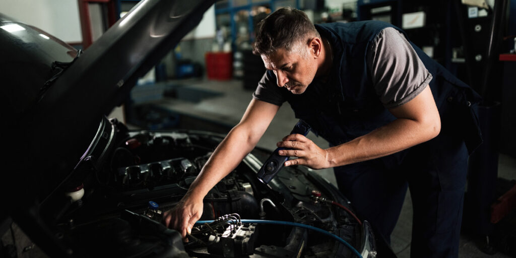 Mecânico verifica vibração no motor durante diagnóstico do veículo
